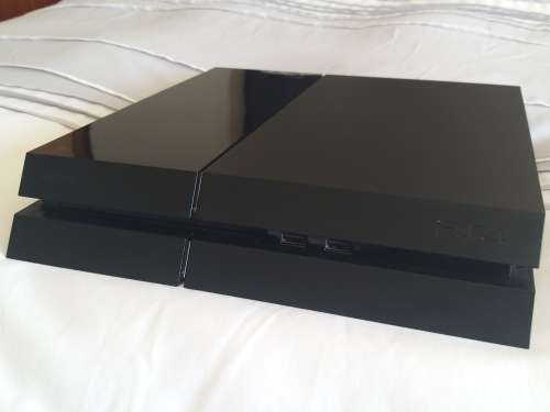 Sony Playstation 4 Console Model CUH-1116A in Excellent Condition + 5 games