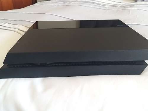 Sony Playstation 4 Console Model CUH-1116A in Excellent Condition + 5 games