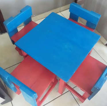 KIDDIES TABLE WITH 4 CHAIRS
