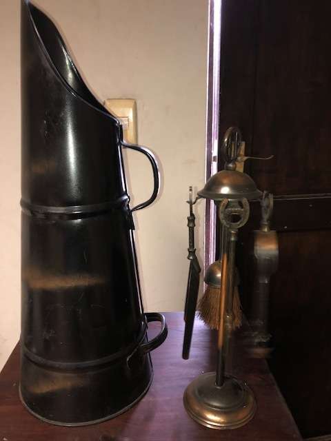 Krost coal scuttle with implement set in great condition