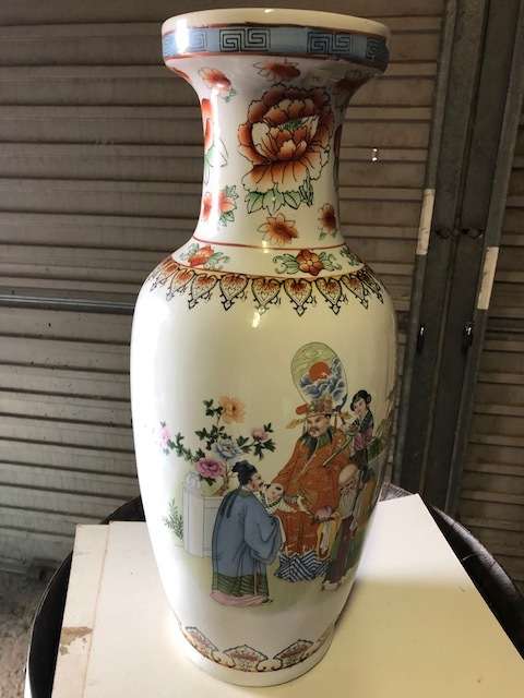 Large Chinese hand painted vase: Beautiful item