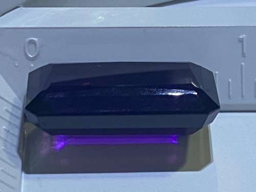 Gorgeous Thailand Sapphire of almost 8 carats: Look at the light under the image: ACTUAL IMAGE!!