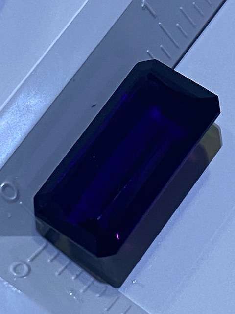 Gorgeous Thailand Sapphire of almost 8 carats: Look at the light under the image: ACTUAL IMAGE!!