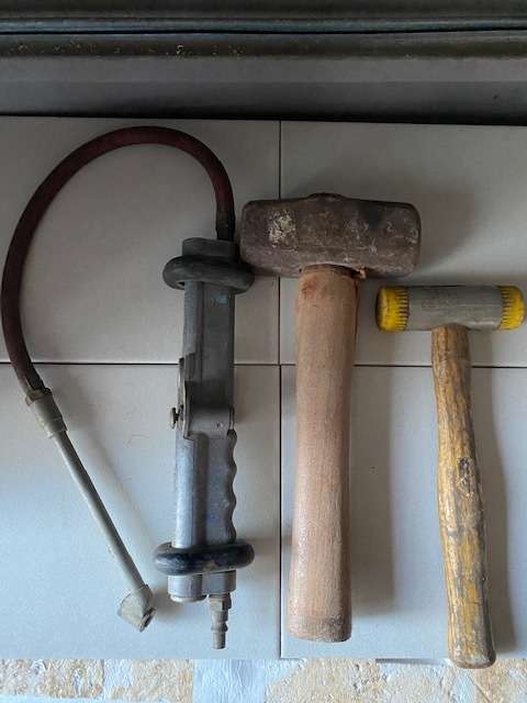 Handyman lot: 2 x hammers and a tyre pressure fitting