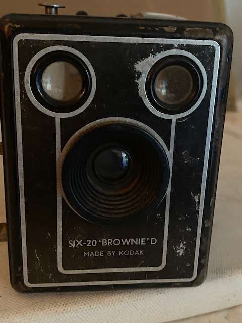 KODAK SIX-20 BROWNIE D camera: Very collectableand in good condition