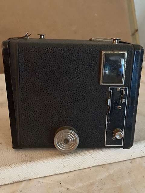 KODAK SIX-20 BROWNIE D camera: Very collectableand in good condition