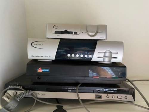 DVD PLAYER PLUS 3 X DSTV DECODERS