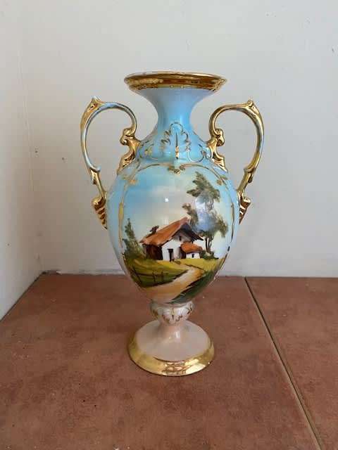 Gorgeous Vintage STAG Italian Majolica vase in good condition: NO CHIPS