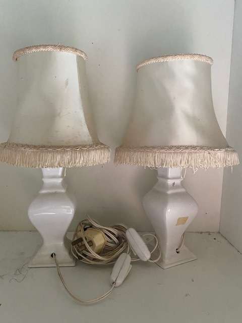 Pair of gorgeous lamps with shades in good condition, Bid per lamp