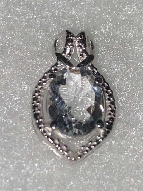 Exquisite Sterling Silver Topaz and Diam,ond pendant, 2,88 ct