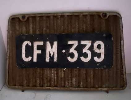 Stunnning Item: Vintage car Grlll with an early Somerset West number plate