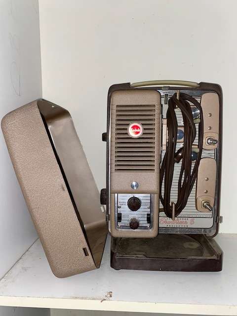 Good quality Vintage Kodak Projector in case: 100% Original and in good condition