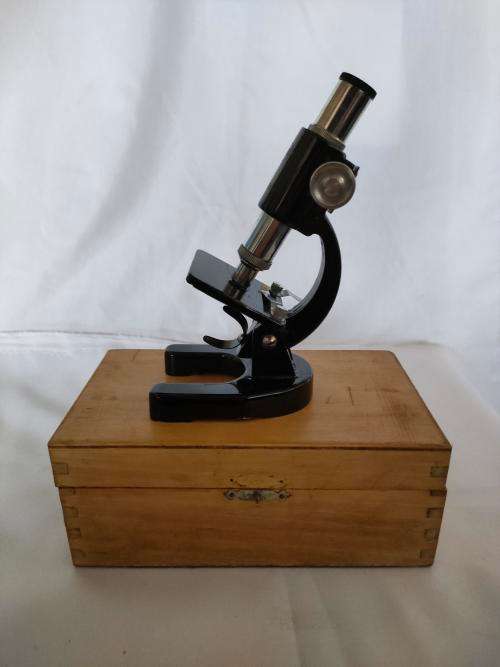 Vintage Microscope in original wooden box in excellent condition