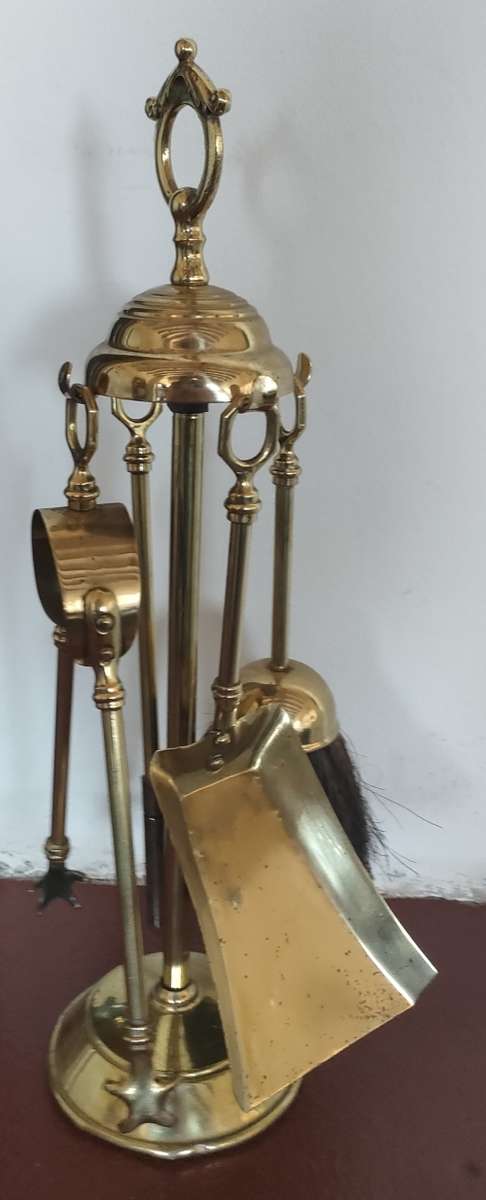 Georgeous and highly collectable Fire Companion set with all utensils.SHIPPING R30 ONLY