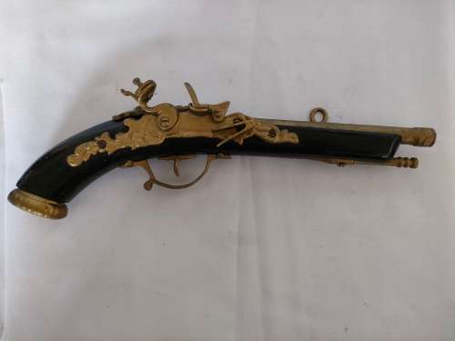 Flintlock pistol reproduction:In good condition