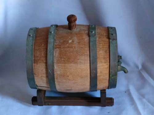 Very Old Vintage Oak Wine barrel on stand   Very good condition: SHIPPING R30 ONLY