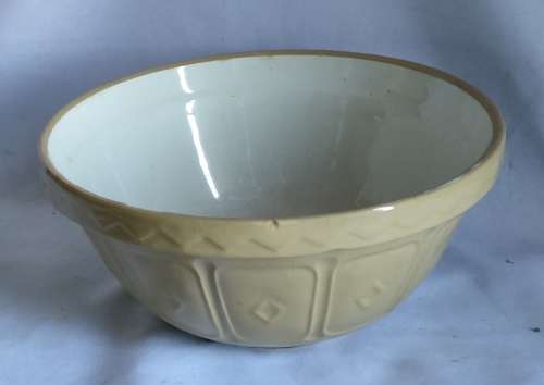 Gorgeous Vintage Mixing bowl: Note the small chip in the front centre of the image, FREE Combining