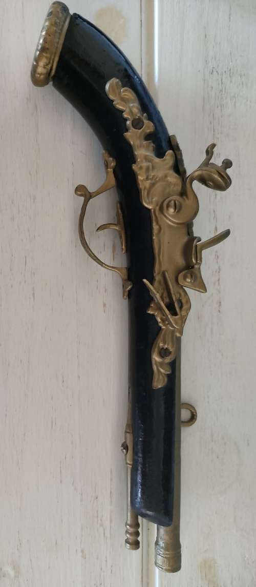 Flintlock pistol reproduction:In good condition