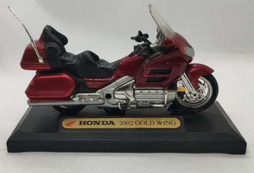 Lovely Honda Gold Wing 2002 scale model in good condition: