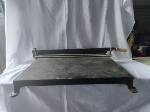 Large and heavy cast iron Guillotine: Good condition: