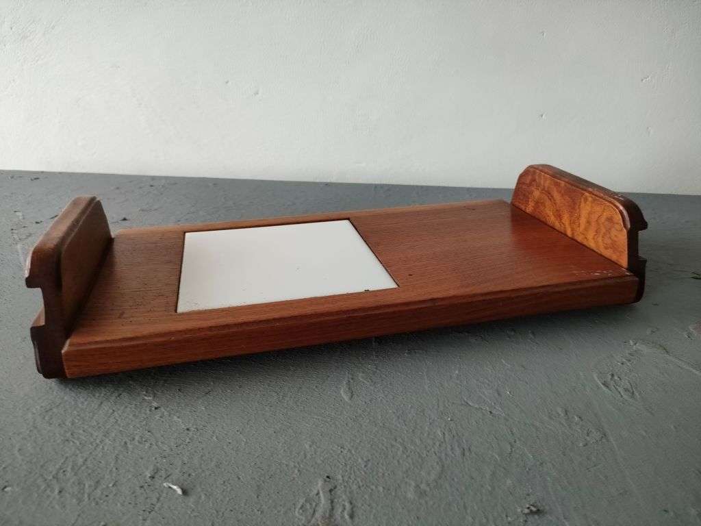 Lovely wooden cutting board fitted with tile: Length: 330 mm: No damage