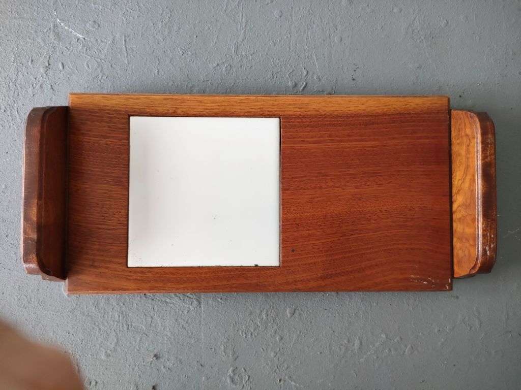 Lovely wooden cutting board fitted with tile: Length: 330 mm: No damage