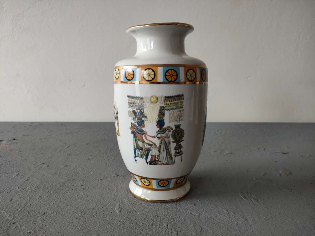 Gorgeous hallmarked Egyptian vase in excellent condition: Height app 260 mm