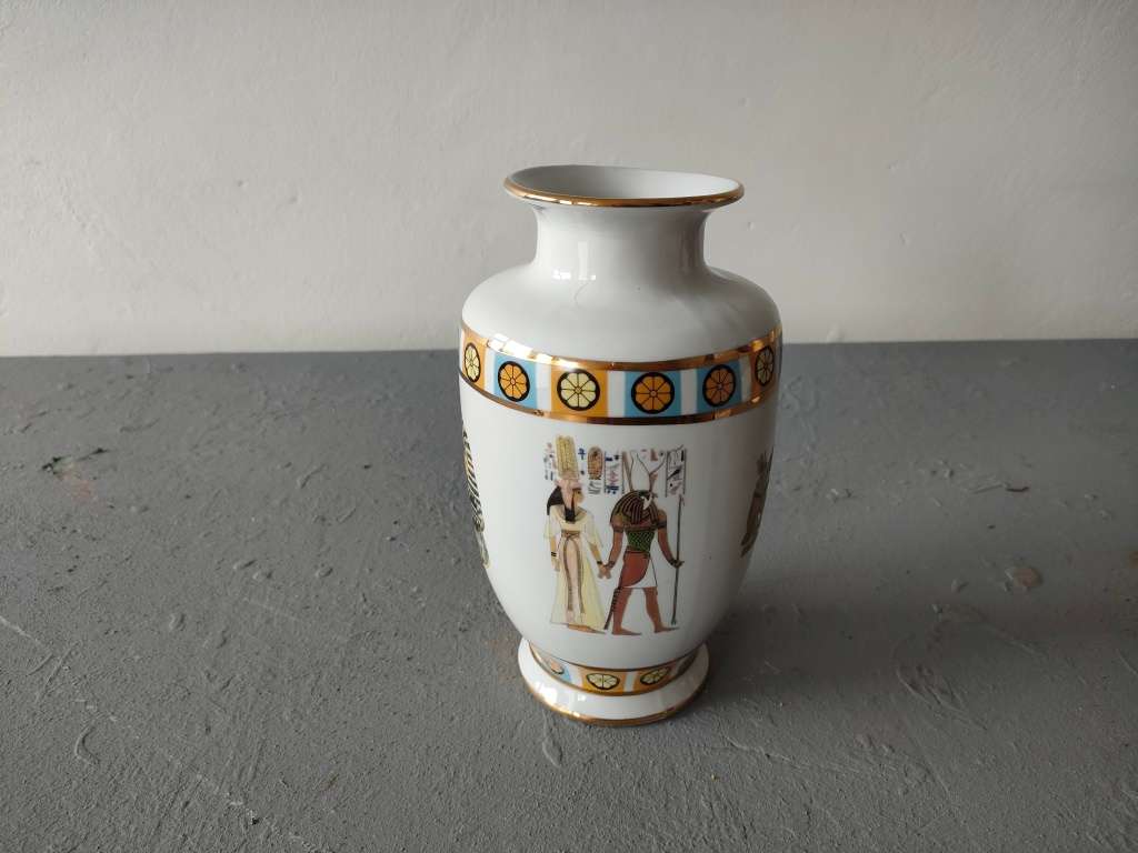 Gorgeous hallmarked Egyptian vase in excellent condition: Height app 260 mm
