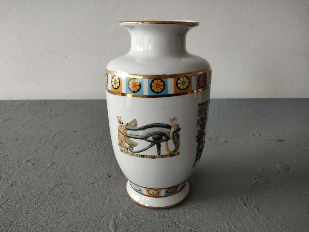 Gorgeous hallmarked Egyptian vase in excellent condition: Height app 260 mm
