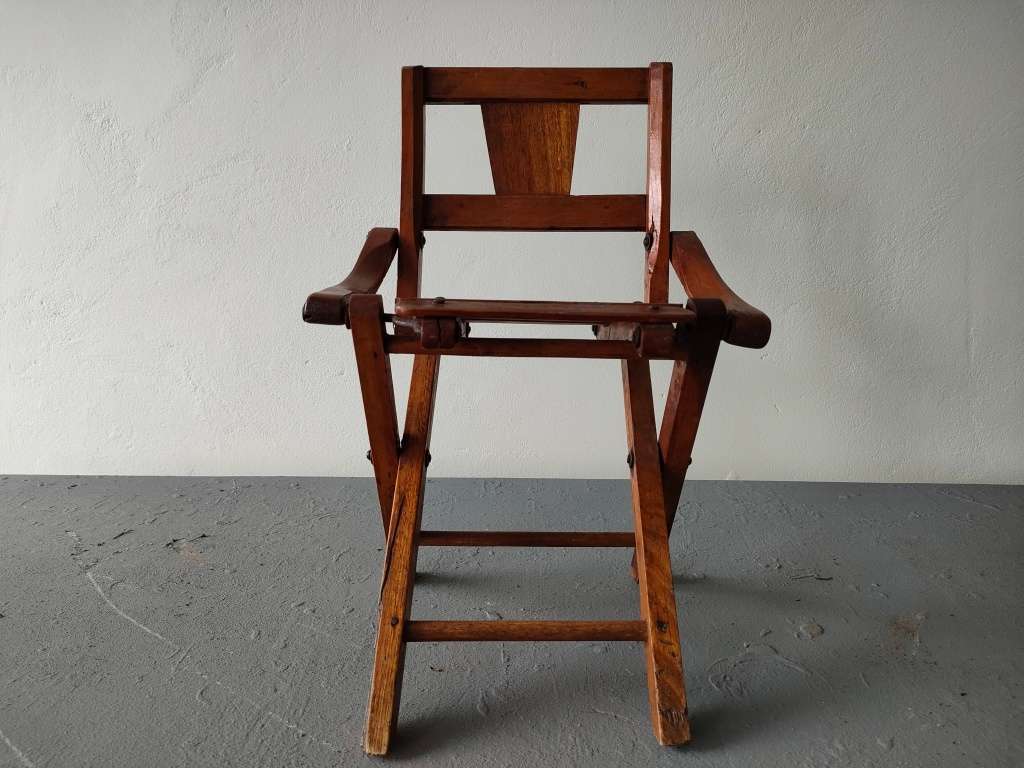 Lovely wooden kiddies fold up chair in excellent condition: Height app 400+ mm