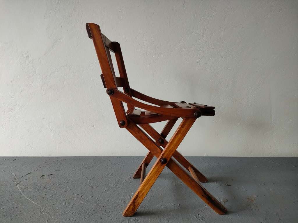 Lovely wooden kiddies fold up chair in excellent condition: Height app 400+ mm