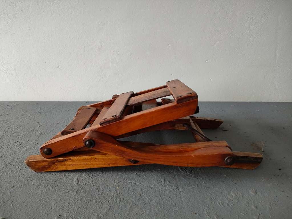 Lovely wooden kiddies fold up chair in excellent condition: Height app 400+ mm