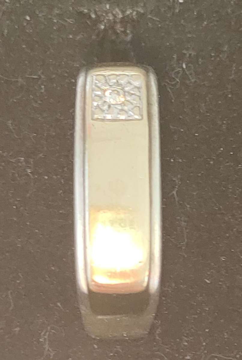 GORGEOUS 9 ct Gold and Sterling Silver ring with Diamond insert: Size: Open Extendable: Weight 3 gr