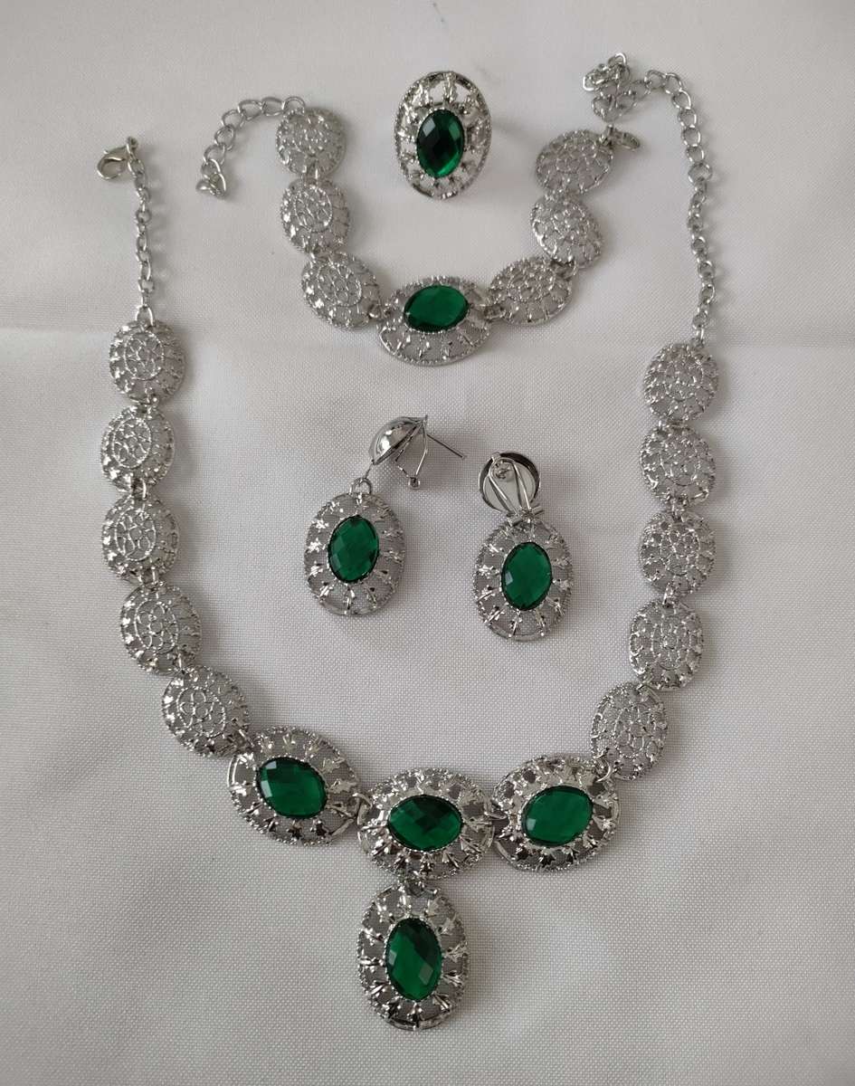 Full set of lovely Costume jewellery with faceted stones cast in German silver