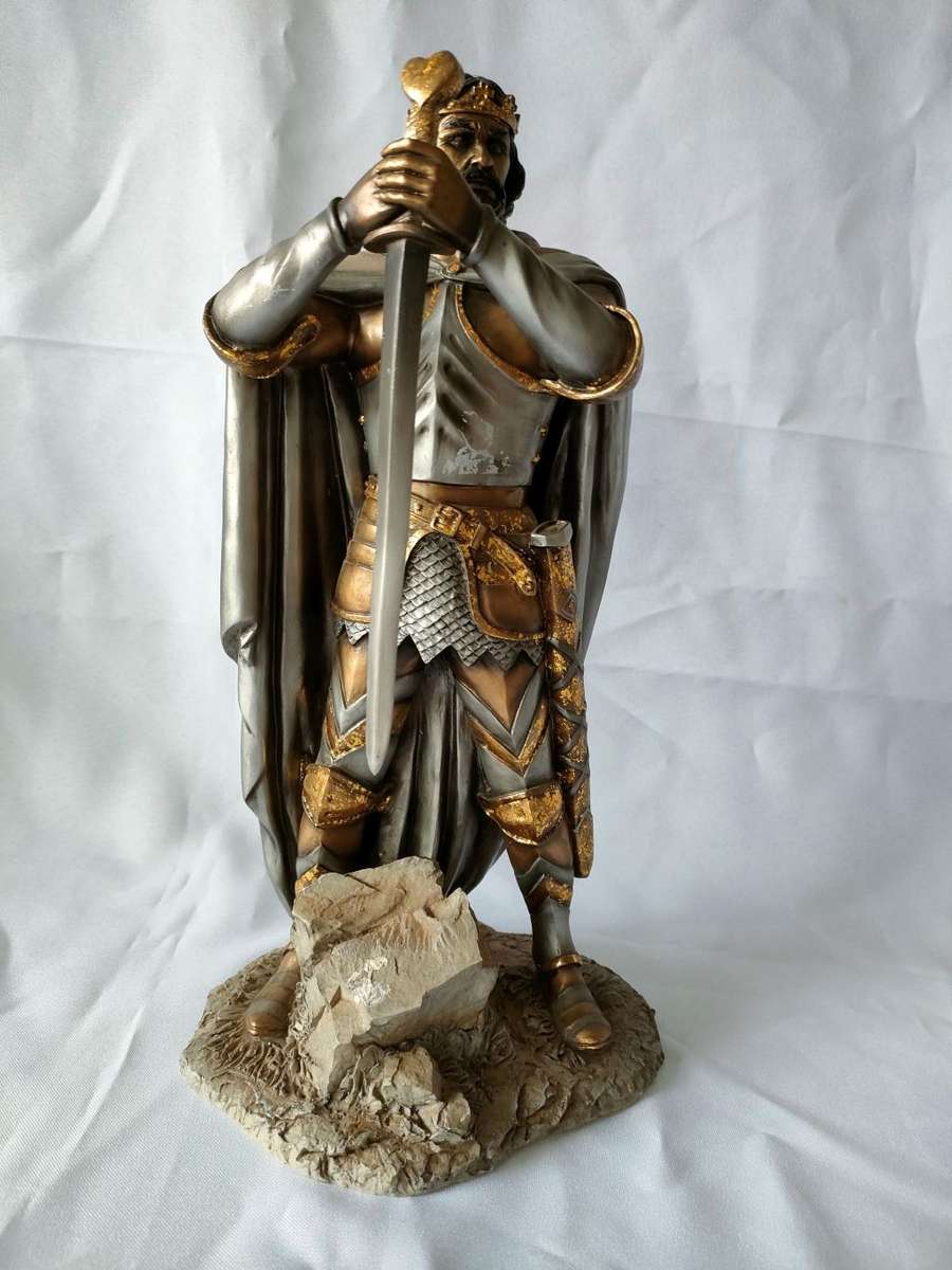 Resin and Metal statue of a  Soldier resting on his sword: 310 x 140 x 110 mm: Excellent condition