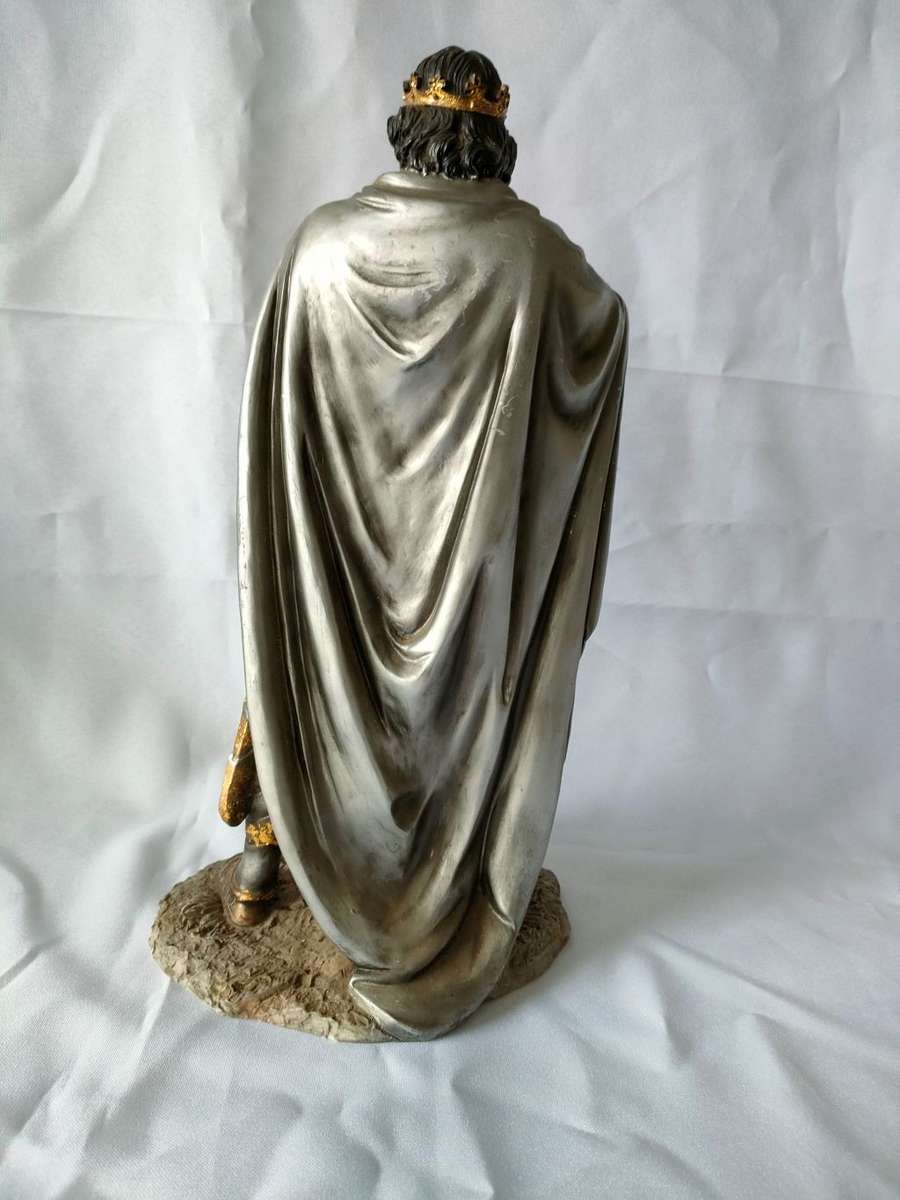 Resin and Metal statue of a  Soldier resting on his sword: 310 x 140 x 110 mm: Excellent condition