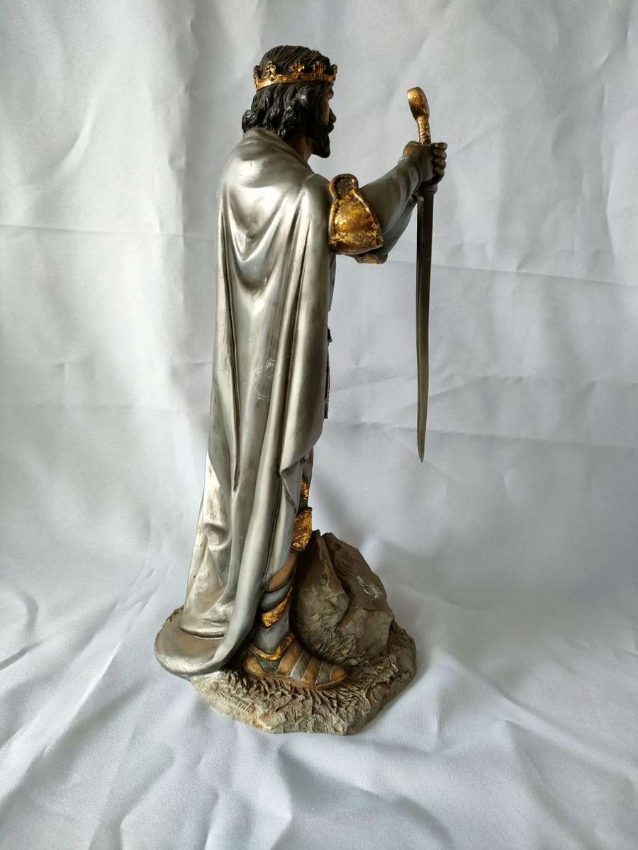 Resin and Metal statue of a  Soldier resting on his sword: 310 x 140 x 110 mm: Excellent condition