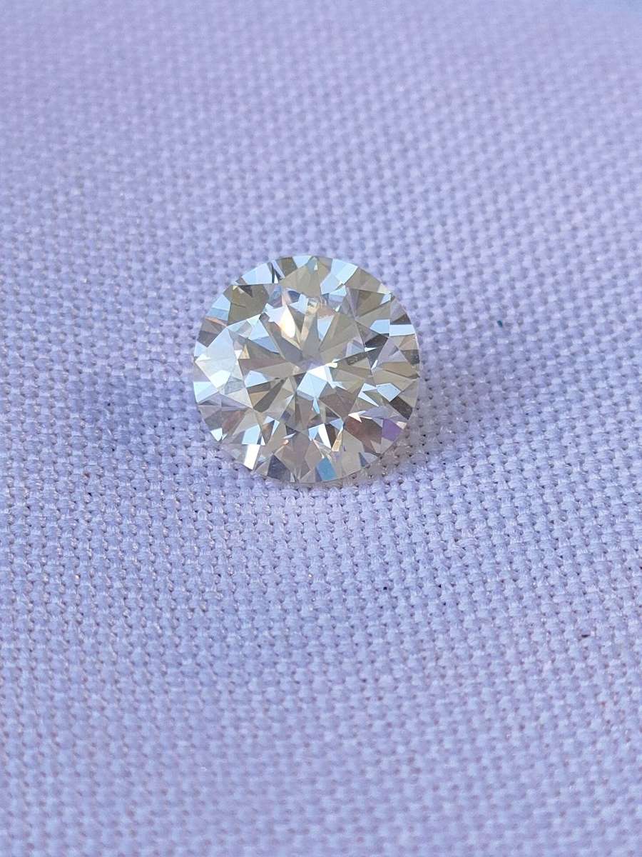 GRA graded Moissanite: 2 carats: Round brilliant cut and VVS clarity