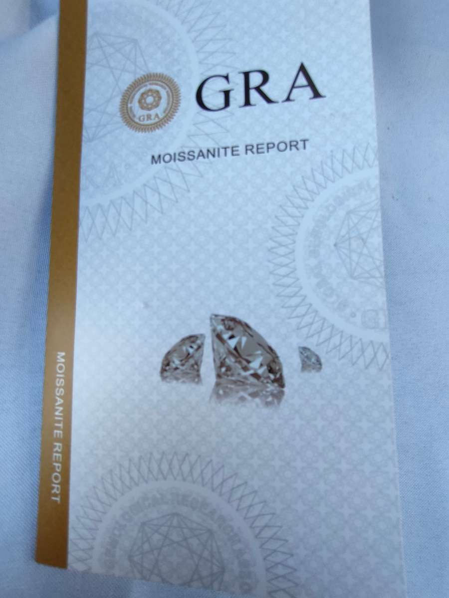 GRA graded Moissanite: 2 carats: Round brilliant cut and VVS clarity