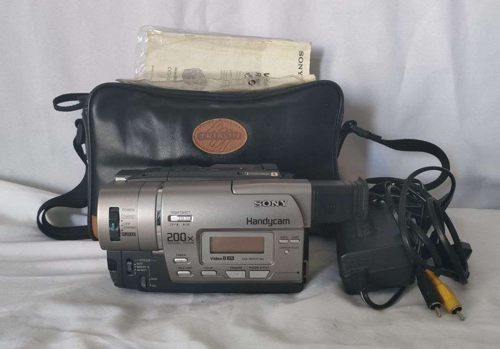 Sony video camera in good working condition in good quality bag: Lovely item