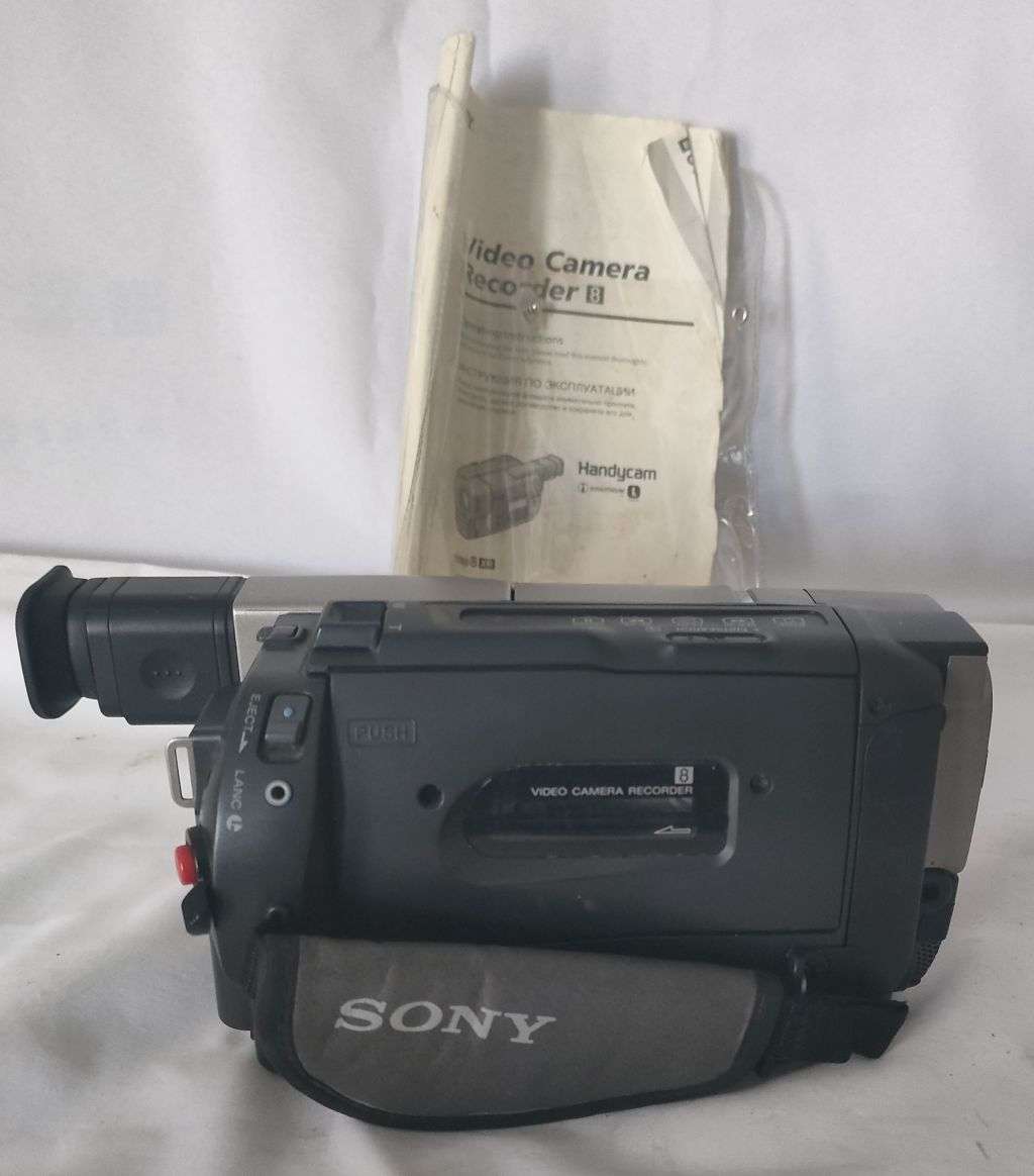 Sony video camera in good working condition in good quality bag: Lovely item