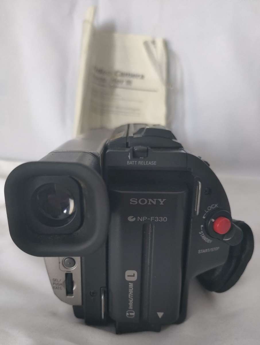 Sony video camera in good working condition in good quality bag: Lovely item