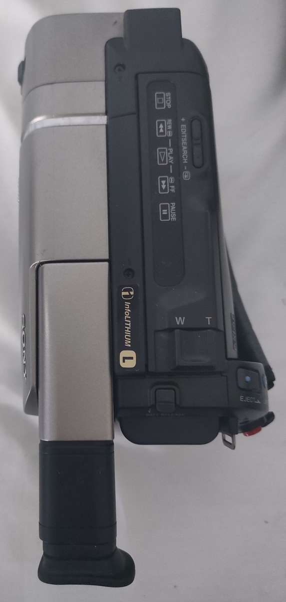 Sony video camera in good working condition in good quality bag: Lovely item