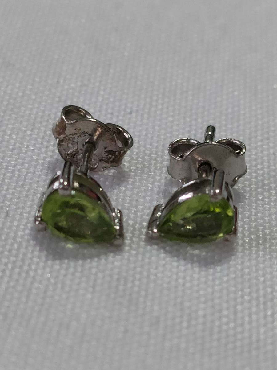 Peridot sterling silver stud earrings - 925 stamped