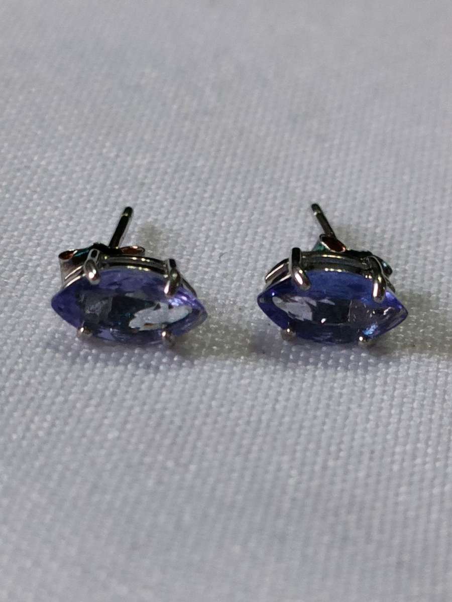 Sterling Silver Tanzanite (Top quality) stud earrings : Stunning piece 1.02 ct