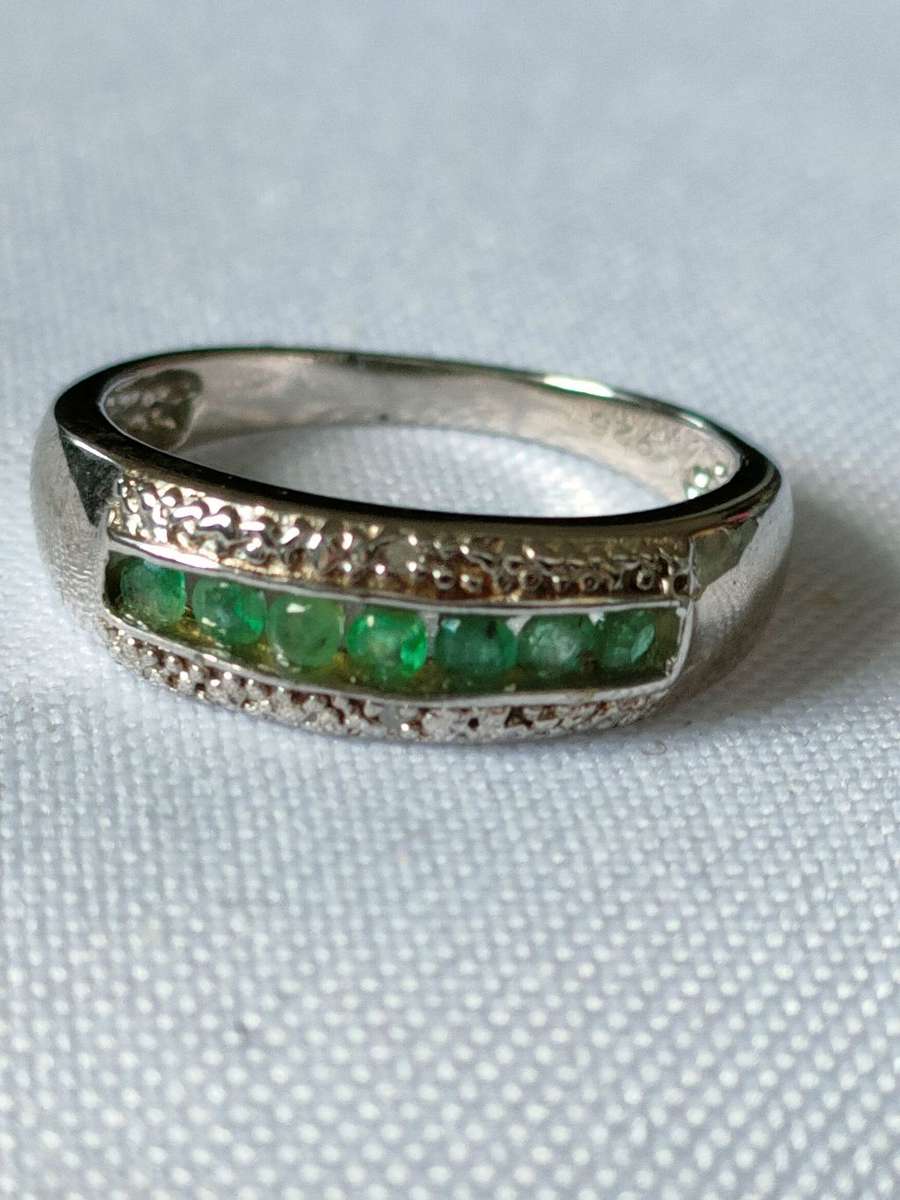 Sterling Silver Emerald and diamond ring: Size: US 7 Weight: 0.70.ct+