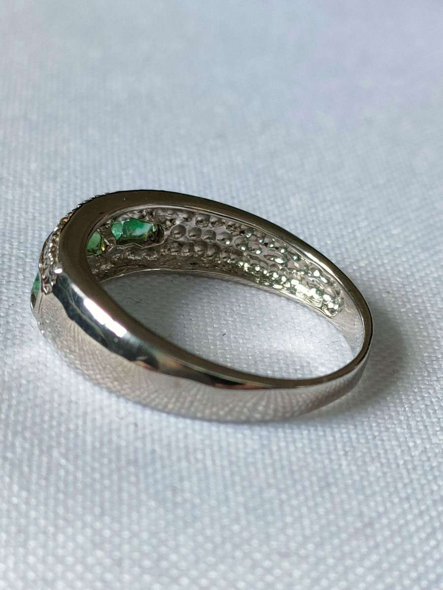 Sterling Silver Emerald and diamond ring: Size: US 7 Weight: 0.70.ct+