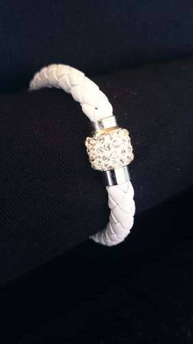 White bracelet with magnetic clip