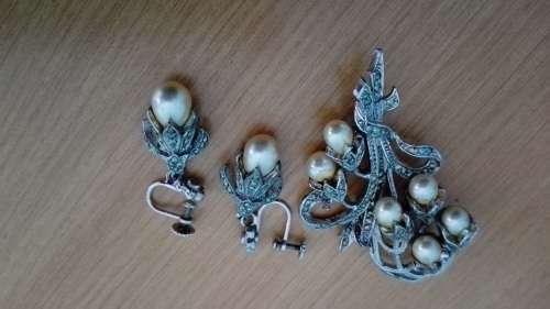 Beautiful vintage marcasite and pearl earings and brooch