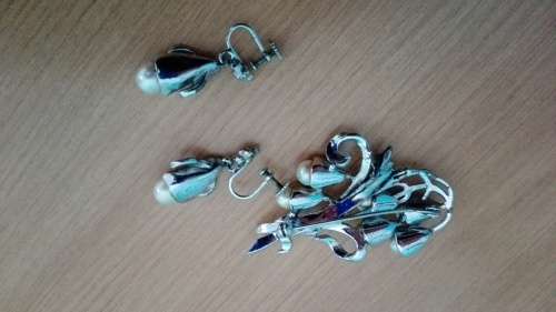 Beautiful vintage marcasite and pearl earings and brooch